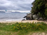 Der Sjøsanden Strand endet an felsigem Berghang - Mandal